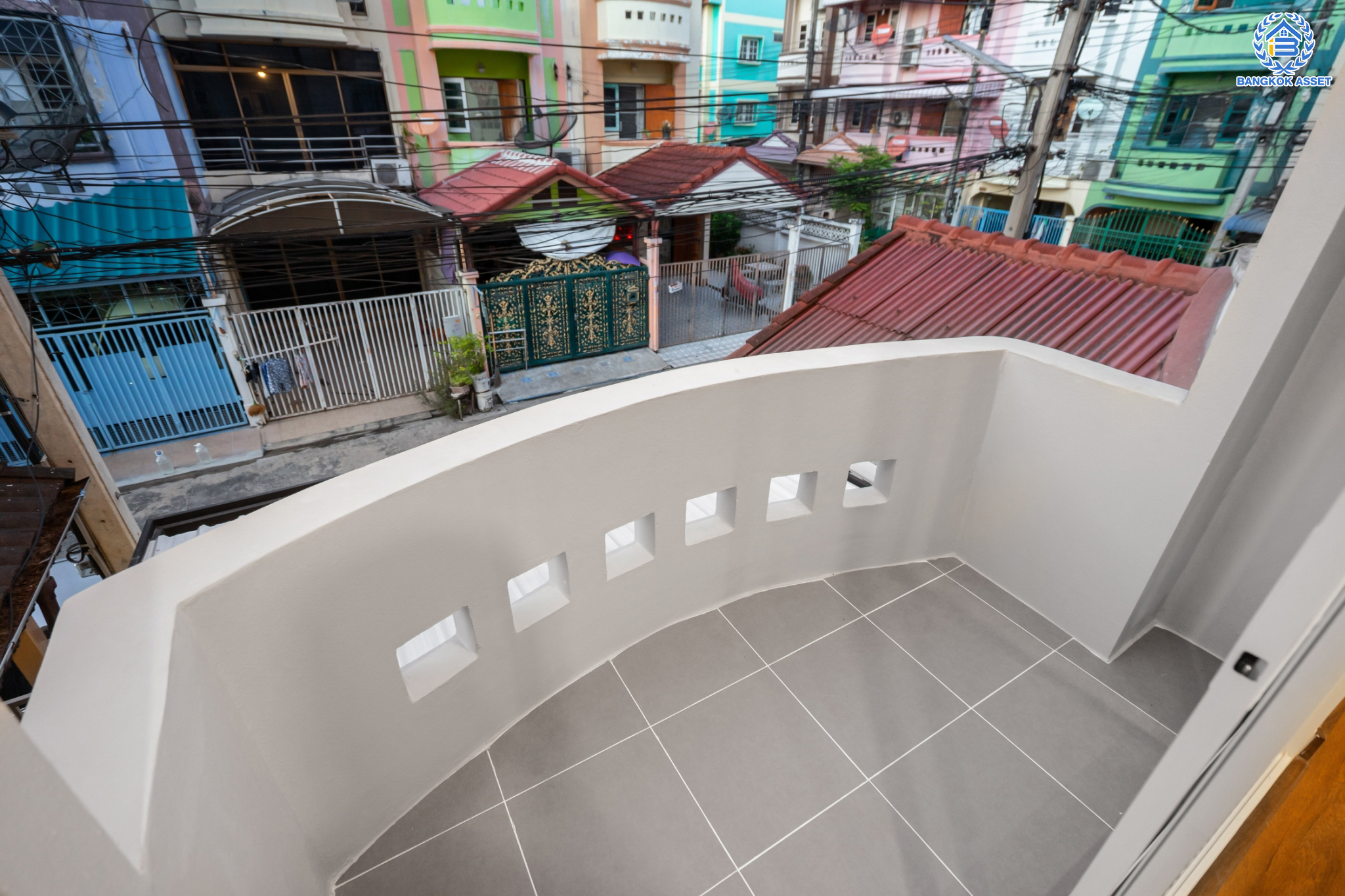 บ้านมือสองตกแต่งใหม่ ม.ศรีบัณฑิต5 บางกรวย ทาวน์เฮ้าส์ 3 ชั้นหลังใหญ่ เนื้อที่ 18 ตร.ว. ทำเลโซนเมือง ฟังก์ชัน 4 ห้องนอน 3 ห้องน้ำ 1 ที่จอดรถ ตอบโจทย์ทุกการเข้าอยู่ พร้อมรองรับครอบครัวขยาย อยู่บนทำเลเชื่อมต่อหลายเส้นทาง ใกล้จุดขึ้นทางด่วน "ศรีรัช" และรถไฟฟ้าสายสีน้ำเงิน "สถานีบางอ้อ"